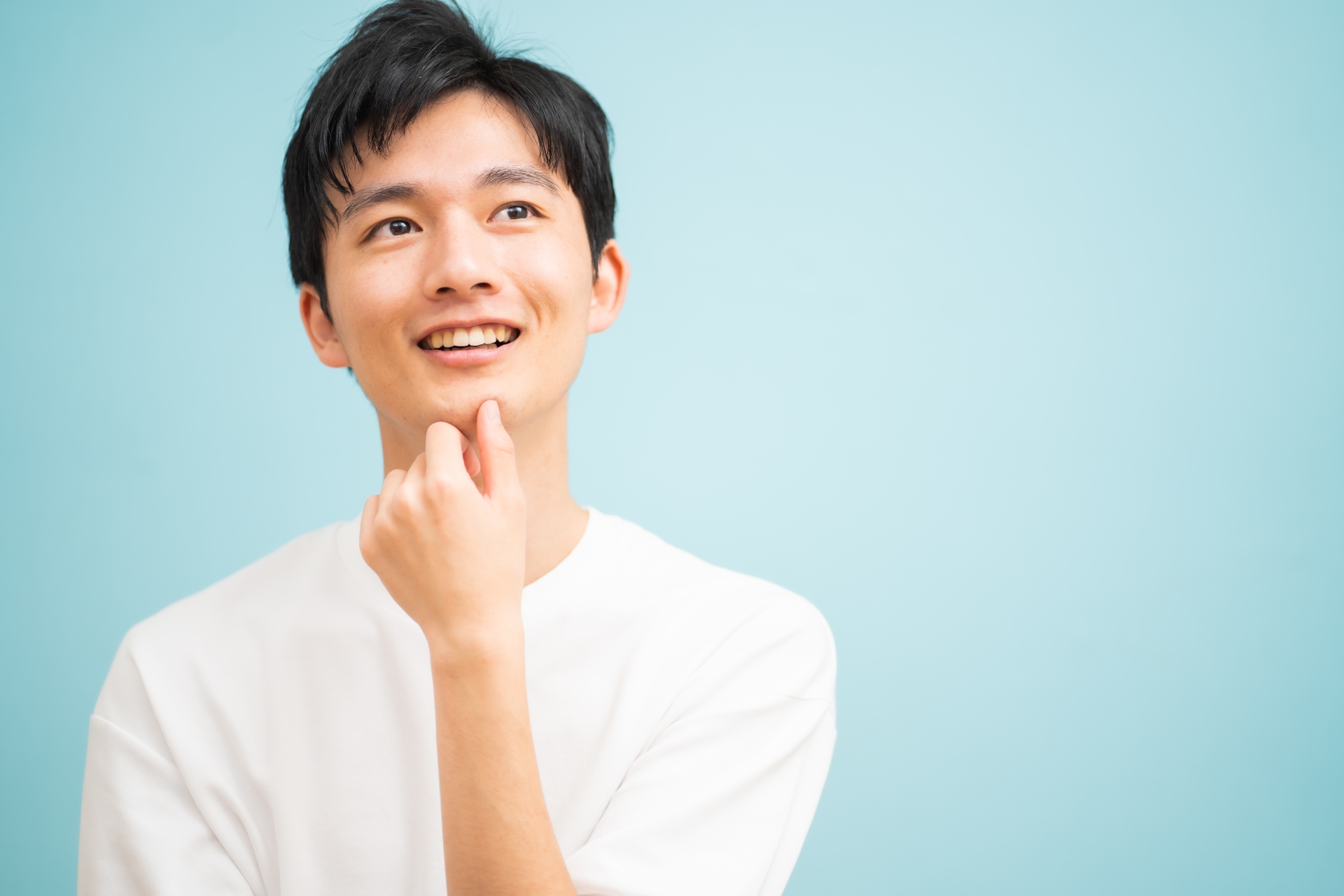 白い服で笑顔の男性